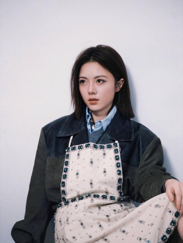 赵今麦短发造型清爽。