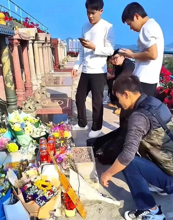 曝黄家驹墓地被水淹！去世33年，家属不闻不问，歌迷恳求打洞排水