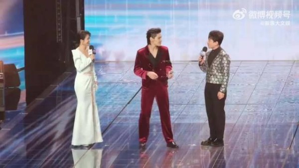 向佐为什么忽然在台上做这个动作？是觉得自己很帅吗？