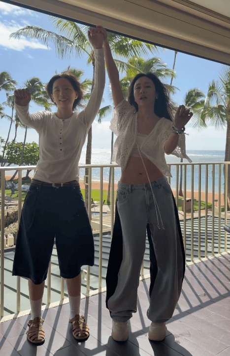 刘芸穿搭清凉，大方秀曼妙身姿。