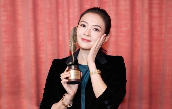 章子怡回应获奖，手捧奖杯笑容灿烂