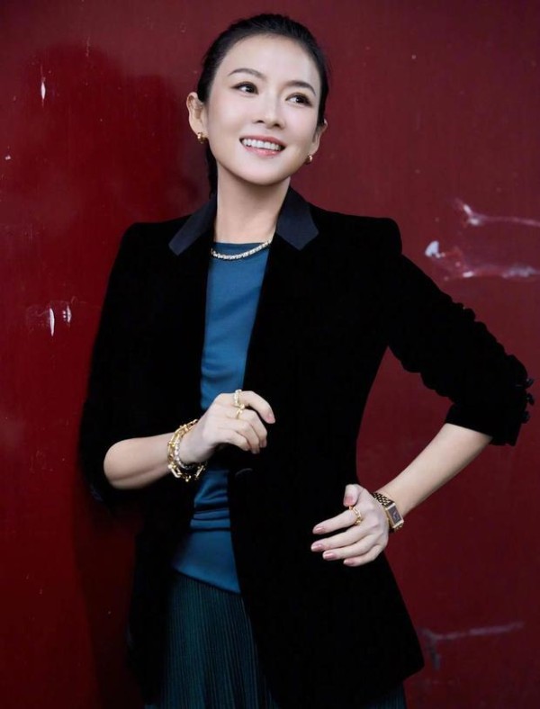 章子怡绽放灿烂笑容，心情大好。