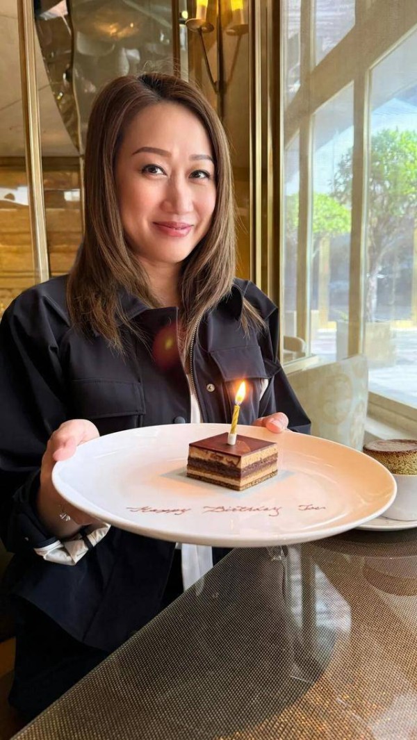 TVB绿叶转行卖保险年薪百万，与旧爱大方同框，嫁圈外人生活幸福