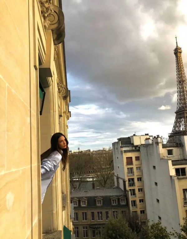 谷爱凌分享在巴黎的日常生活随拍照。