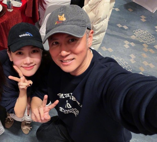 任重陪妻女澳洲度假，戴婚戒秀幸福，和孙骁骁同框一眼看出年龄差