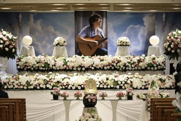 袁惟仁葬礼布满鲜花，老母亲前往送别凝视遗照，孙女搀扶场面哀伤