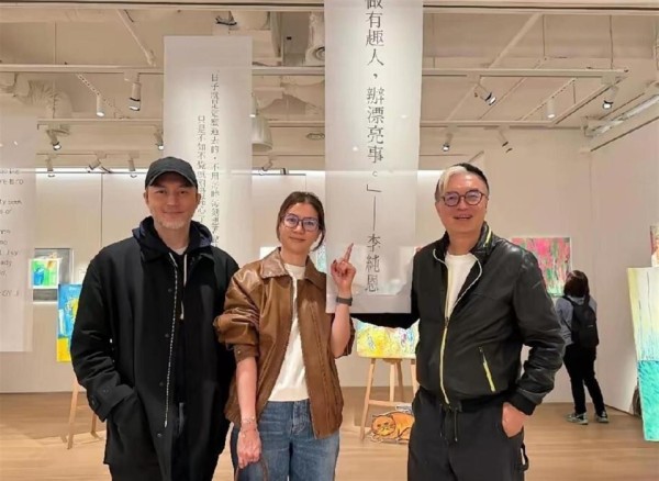 张智霖也变白胡子了，不过老了也很帅，和老婆袁咏仪在香港看展览