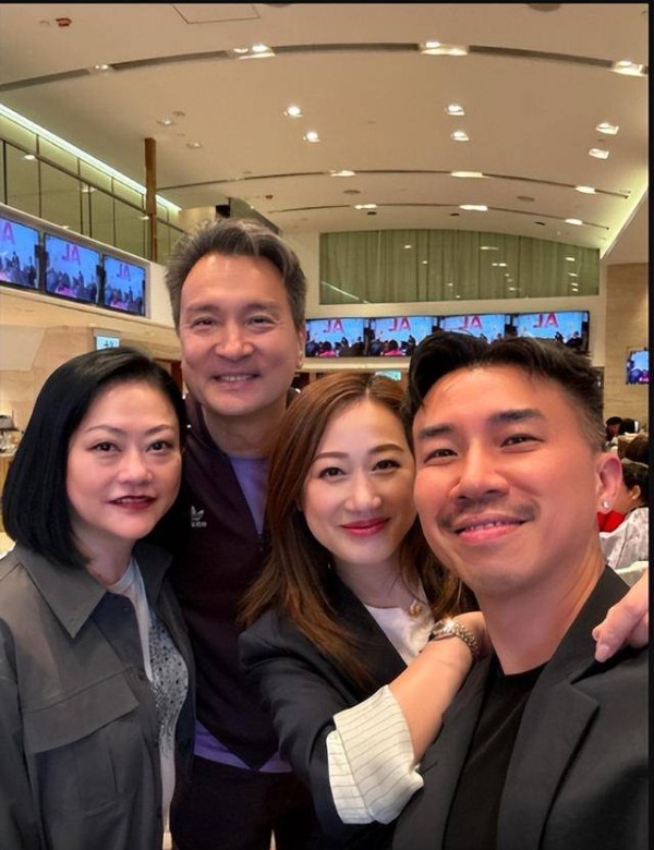 TVB御用有钱人罕见现身,57岁坚持不婚,与相恋8年旧爱重逢合照