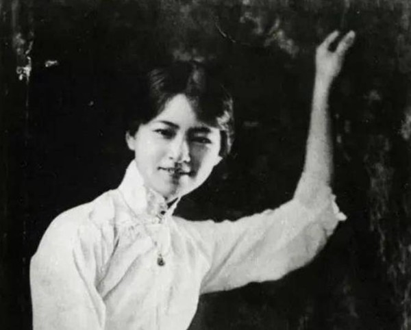 民国才女的较量:冰心写文讽刺林徽因,林徽因特意带礼物回敬