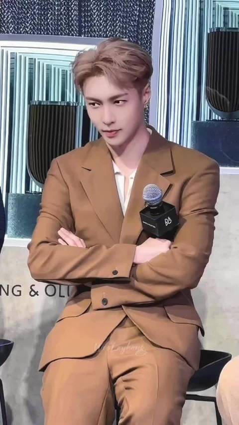 张艺兴｜西装看得我好爽