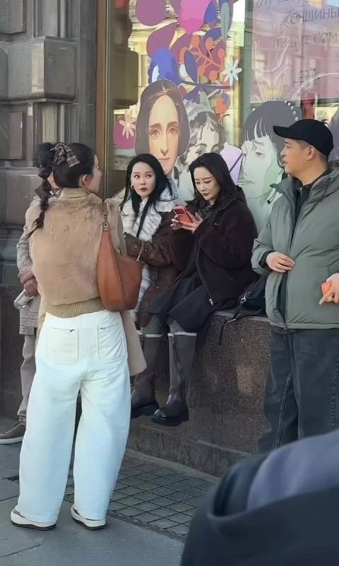 伊能静秦昊俄罗斯旅游被偶遇,夫妻时尚有型状态年轻