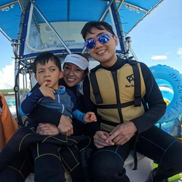 TVB男星儿子患罕病,一家出游因儿子举动惹争议,本人亲自回应