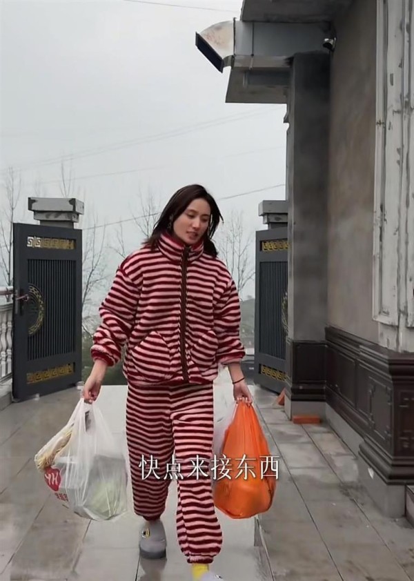 李亚鹏前妻回娘家过年，住村里山上大别墅，三层楼院子大到能跑步