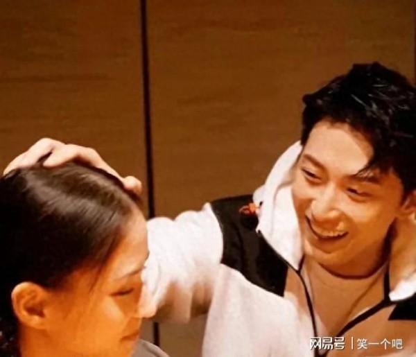 何超莲秀恩爱,晒与窦骁看表演吃日料视频,网友:越来越有夫妻相