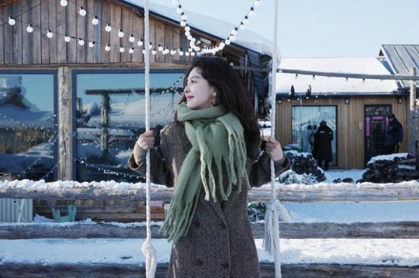 章若楠在雪地里荡秋千。