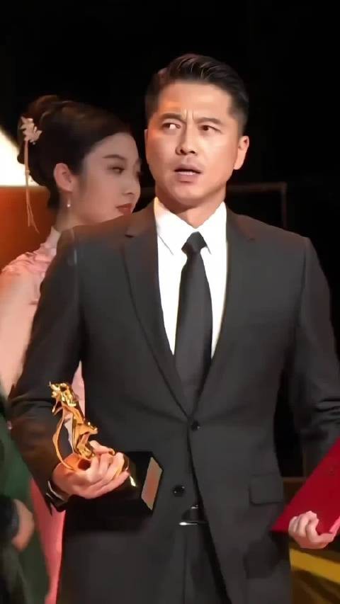 王雷金鹰奖封视帝,领奖时李小萌台下感动落泪
