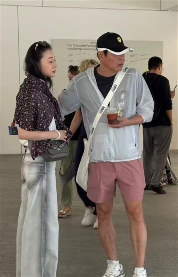 范志毅一家法国度假,小17岁妻子打扮洋气似明星,他站身旁像保镖