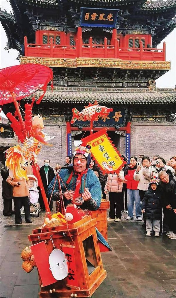 “卖货郎”带热太原古县城，演出时段游客爆棚