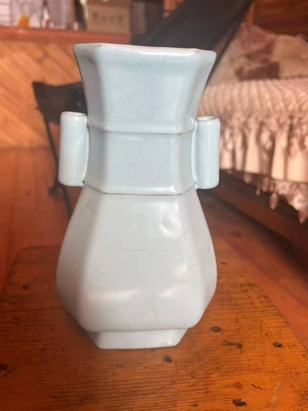 千载瓷魂，天工御韵——宋官窑双贯耳八棱瓶旷世之美