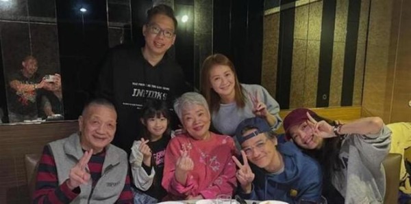 舒淇罕晒全家福！冯德伦半躺岳母怀里，49岁林心如和女儿也出镜！