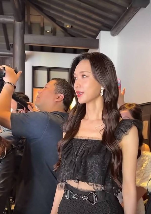 林志玲姿态优雅显从容。