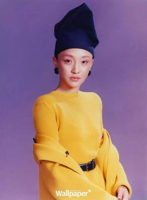 周迅直视镜头，沉静安稳。