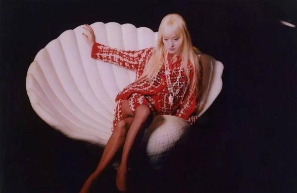 周迅坐贝壳椅，奇幻慵懒。