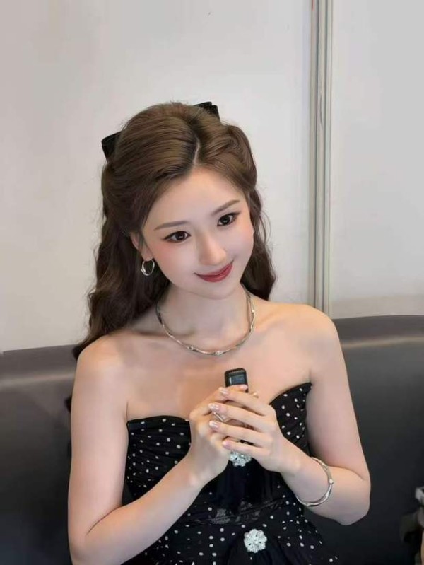 毛晓彤戴银色首饰，简约大气。