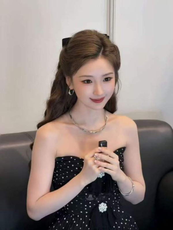 毛晓彤身着波点抹胸裙，精致美丽。