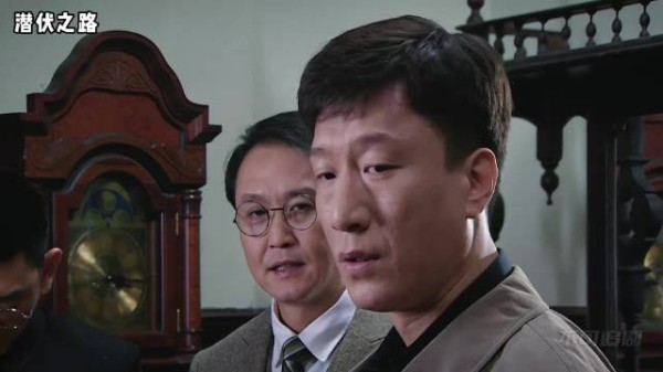 翠平在众目睽睽之下，利用麻将牌给余则成传递信息 潜伏孙红雷