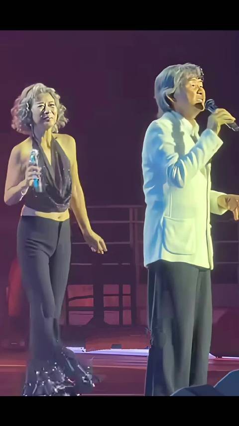 65岁叶倩文挂脖背心低腰裤登台，79岁林子祥宠溺注视