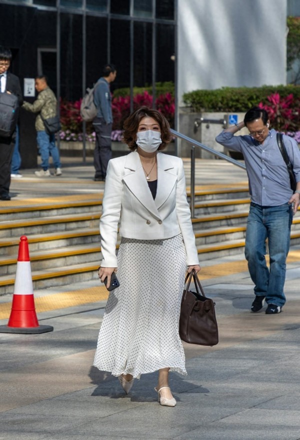 49岁港姐现身法庭打离婚官司，与富商丈夫无交流，拉锯半年仍无果