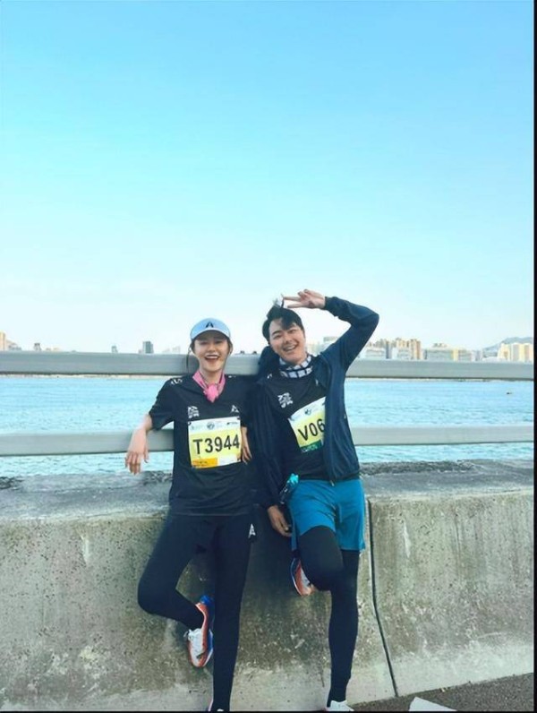 TVB“金童玉女”现身菜场遭围观，爱子五官精致，似足花旦亲妈