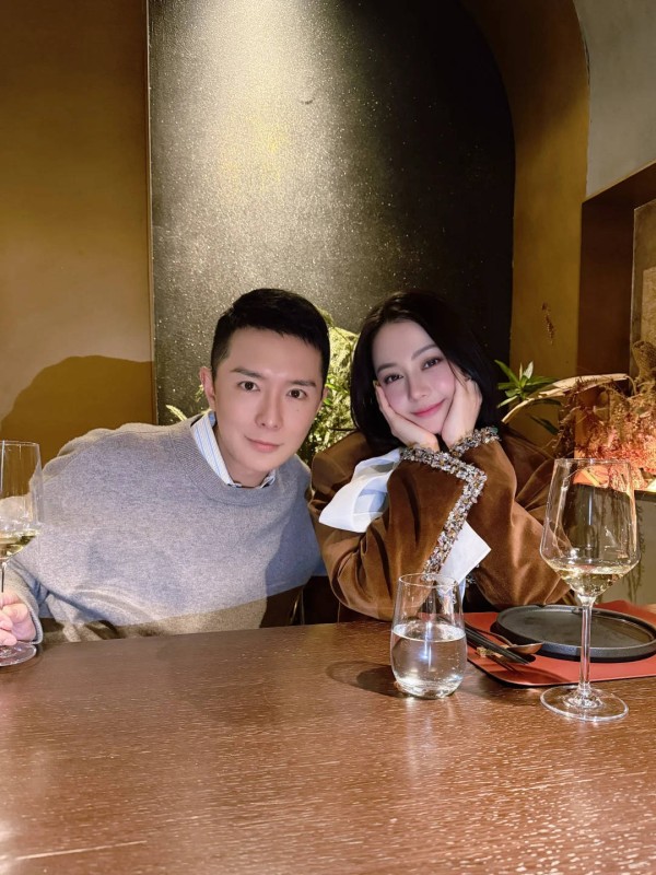 迪丽热巴回国后首张友人聚餐照曝光，双手捧脸气色佳