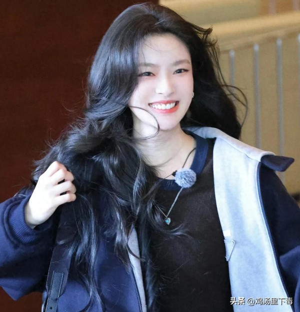 徐若晗片场“挂脸”登热搜！皱眉甩脸被骂耍大牌，真相没那么简单