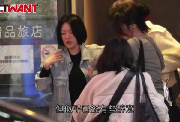 小S回应在街头崩溃痛哭，不是因为许雅钧，就是太想姐姐大S了