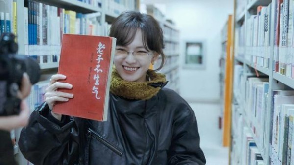 文淇手里拿着《老子不生气》一书。