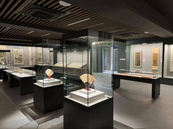 “艺脉薪传——吉林艺术学院藏书画精品展”正在展出