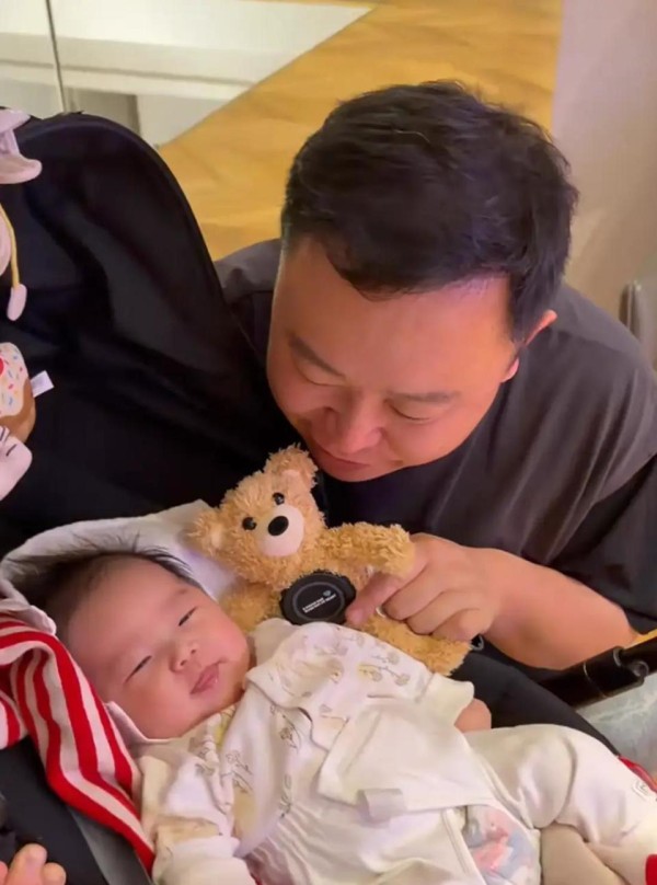 阎鹤祥晒在家带娃日常，妻女都露脸，老婆模样很好但女儿更像爸爸