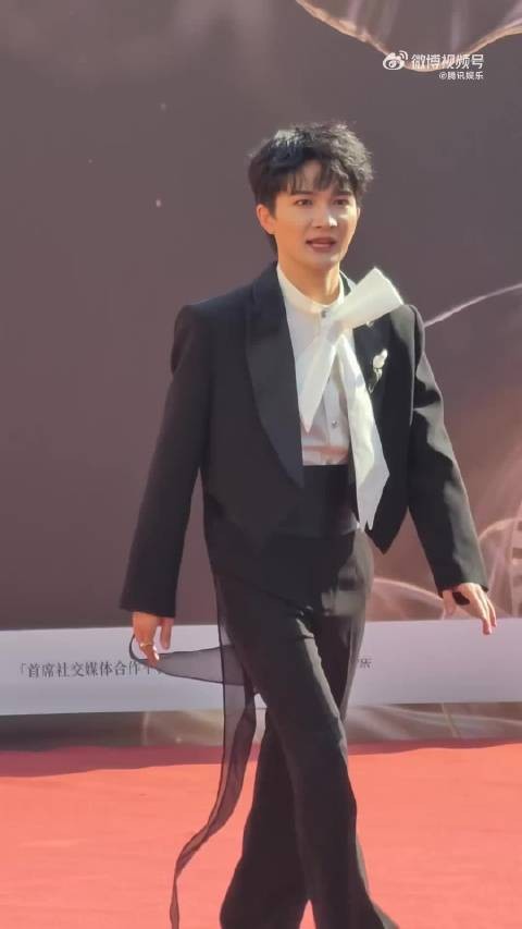 周深亮相中国电影盛典红毯，胸前超大蝴蝶结吸睛