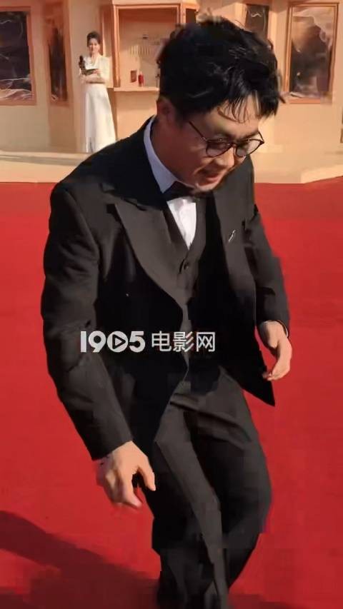 大鹏红毯帮媒体捡手机显暖心