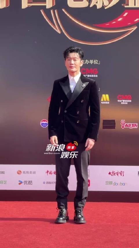 黄晓明一身黑衣装亮相cmg电影盛典红毯