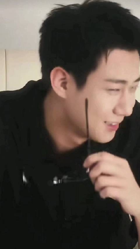 高至霆黑衬衫黑框镜造型曝光，演绎温柔力量感