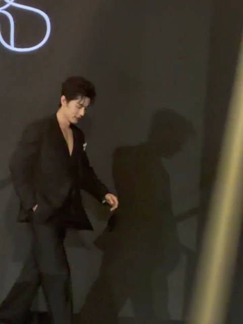 下个楼梯退场也是迷死人了 走路粉