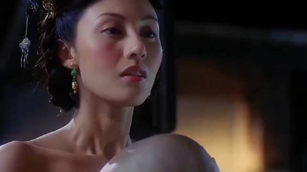 女人慢慢脱掉肚兜