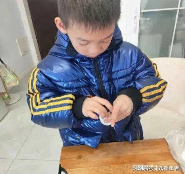 黄晓明带儿子和妈妈包饺子!摘了假发套发量堪忧,儿子长得太像baby