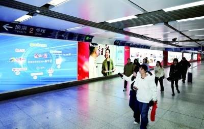 《南京日报》70周年主题展亮相地铁新街口站