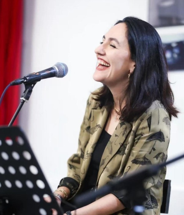 刘烨48岁生日，法国妻子安娜深情告白，一张全家福看出他有多幸福