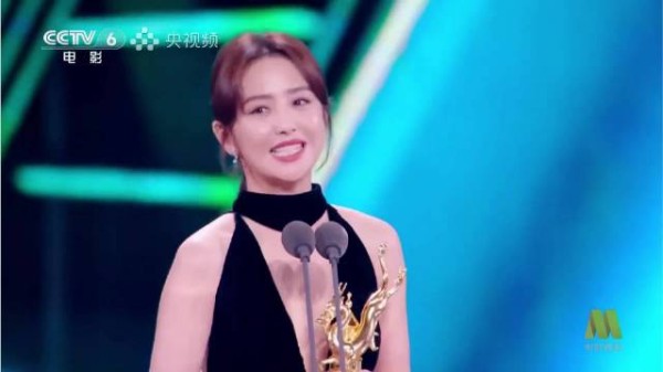 佟丽娅三人获奖感言一开腔，如激昂战歌点燃全场，观众沸腾嗨翻天