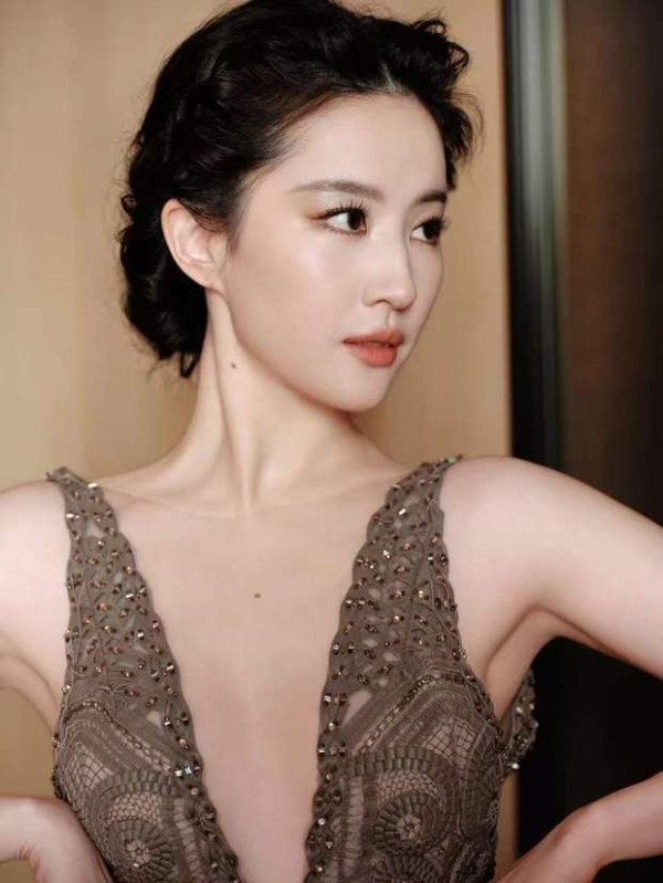 刘亦菲眉眼温柔澄澈。